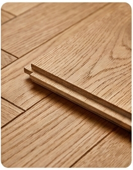 قطعتين من باركيه الـ SPC بنمط الهرمي (Herringbone)، تُظهر تعشيقة الخشب بوضوح